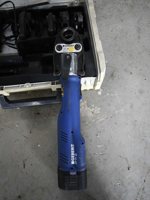 Zaciskarka Geberit AFP101