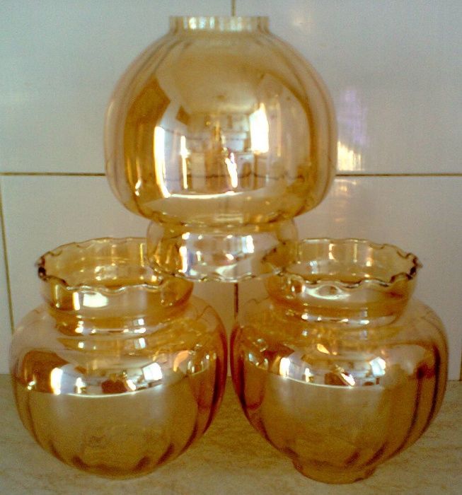 ПЛАФОНЫ   2шт .бежевые перламутровые + 1шт. белый рельефный.