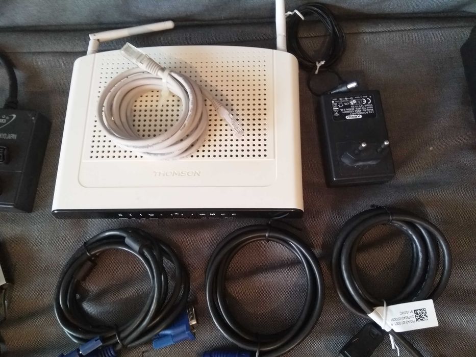 Zestaw kabli, przejściówek (vga, hdmi, usb, mini, euro), router itp