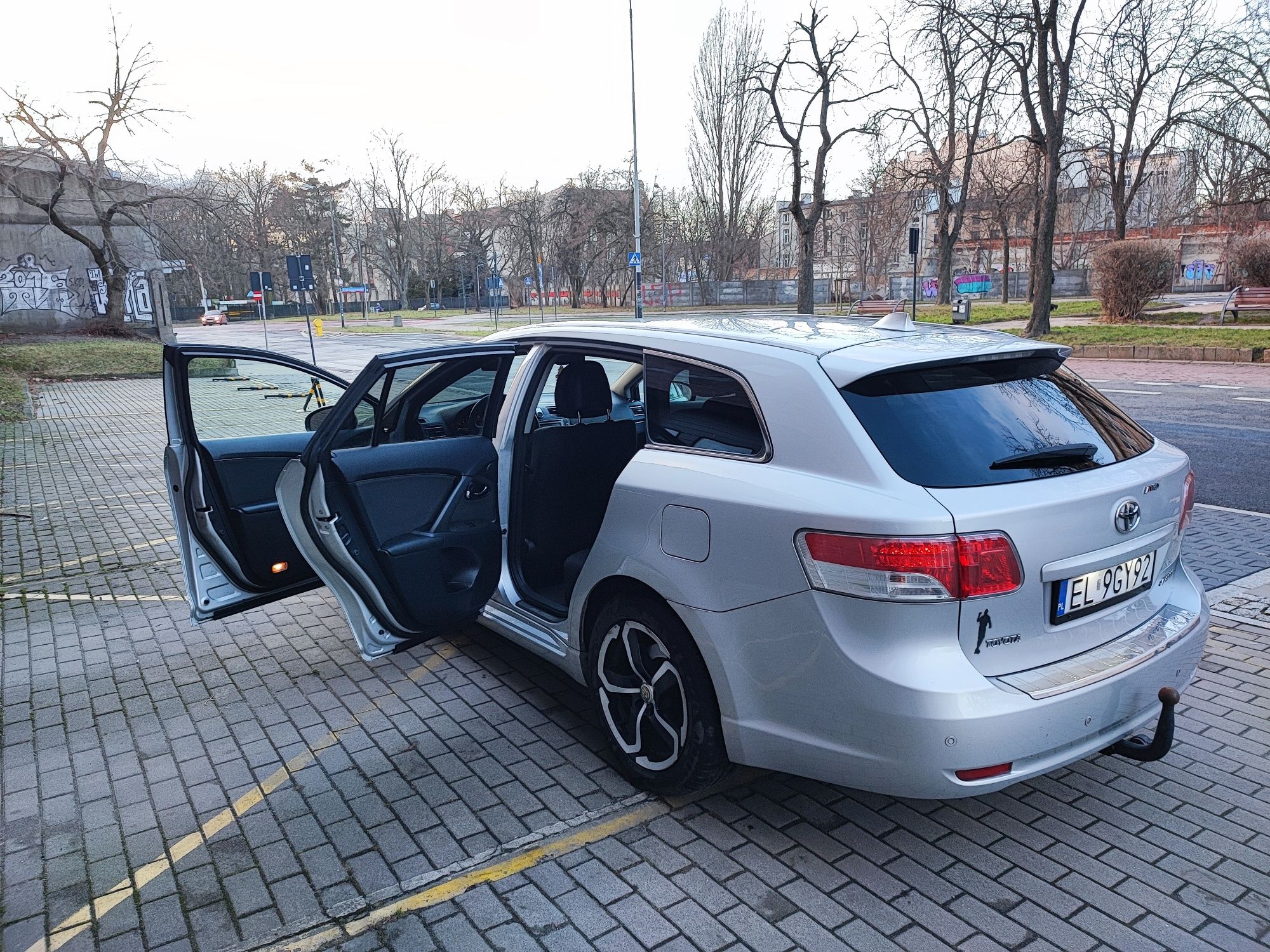 Toyota Avensis Platinum serwisowa OC NW i Assistans od jutra na rok.