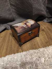 Drewniana szkatułka pudełko kufer stylizowane dekoracja kogut