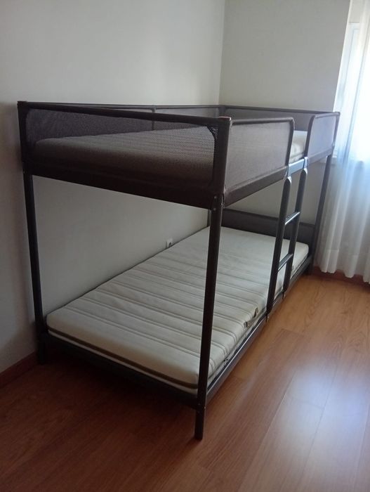 Beliche com dois colchões