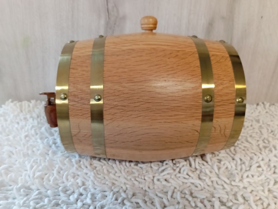 Drewniana beczka na wino z kranikiem