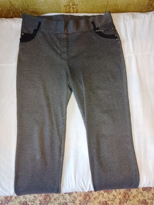 Продаються жіночі штани.