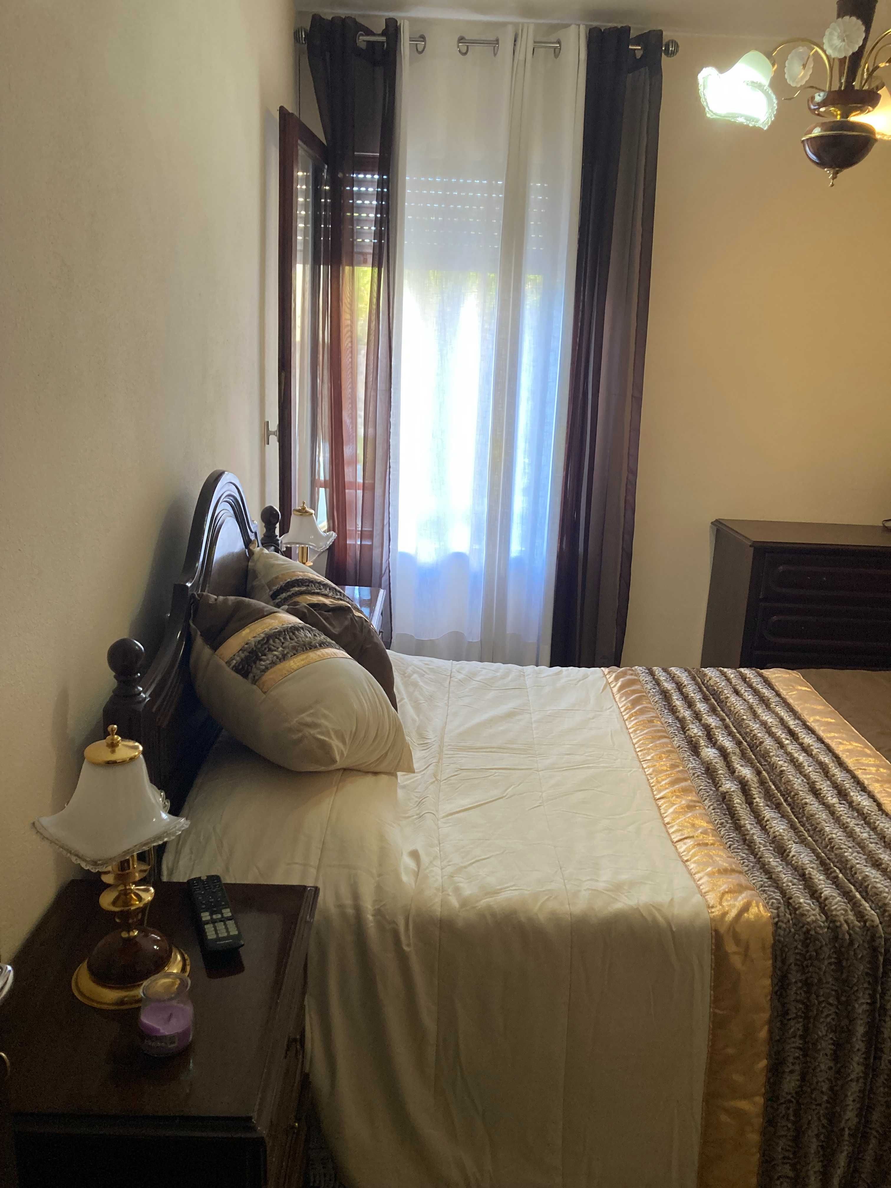 Quarto a menina estudante ou trabalhadora