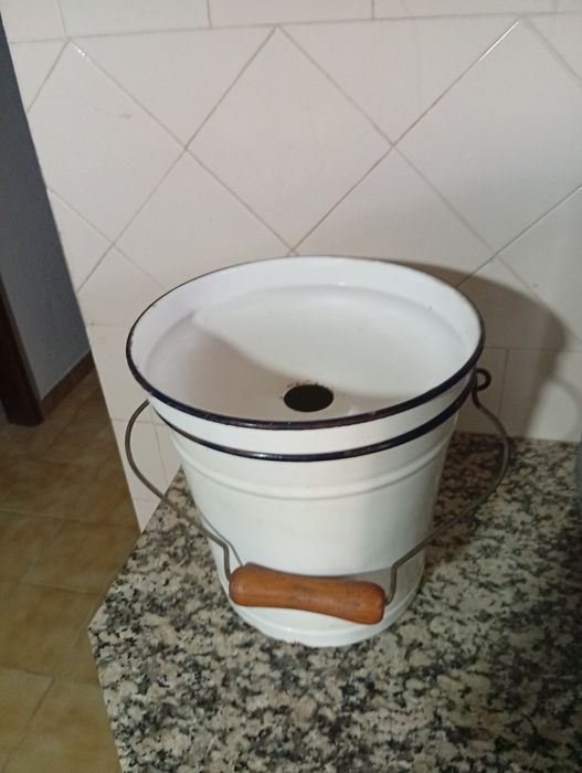 Balde em esmalte, antigo.