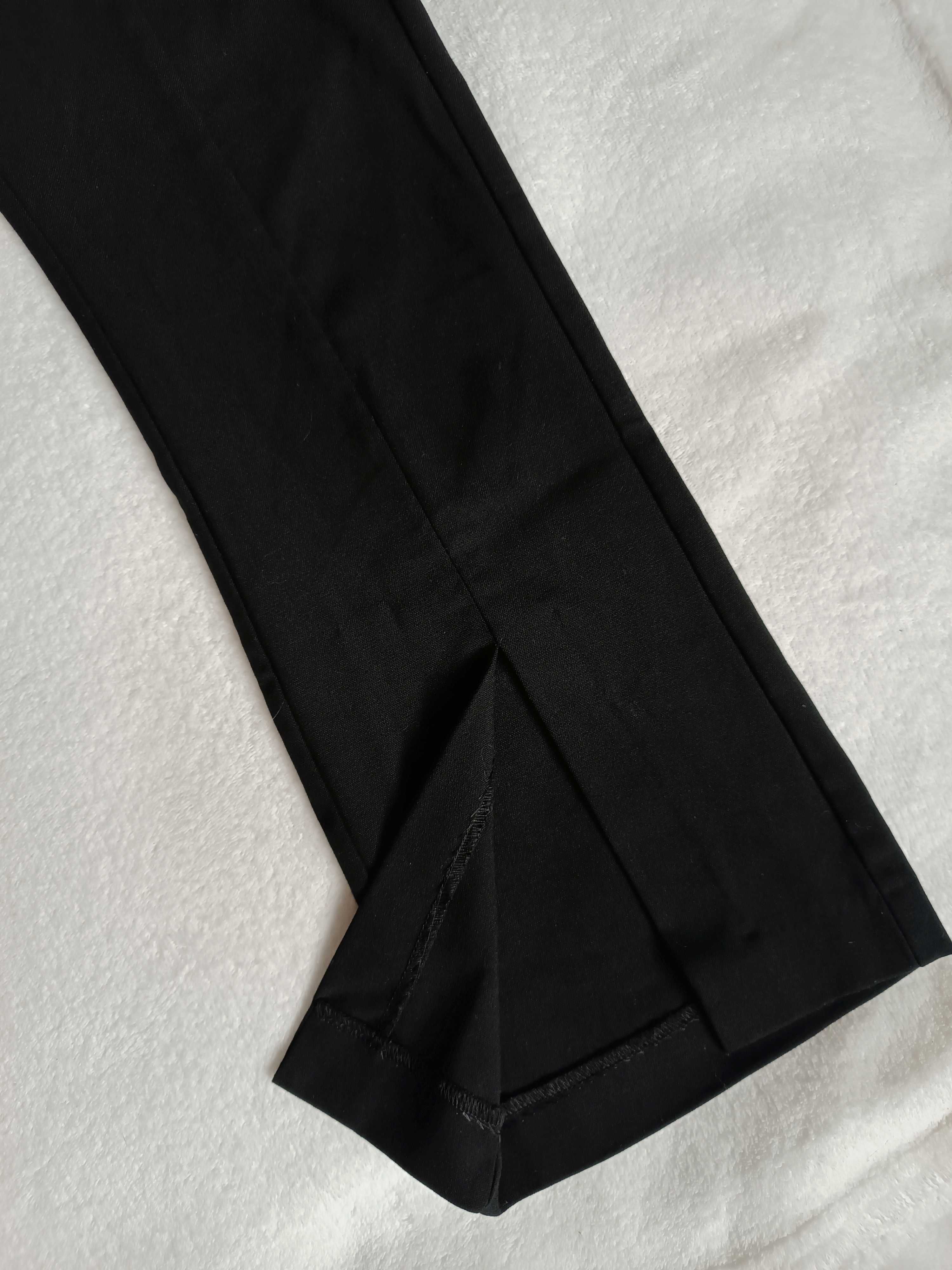 Czarne spodnie wysoki stan kick flare Bershka z rozcięciem przeszycia