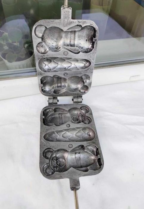 Горішниця радянська, форма для випічки ведмедиків і шишки