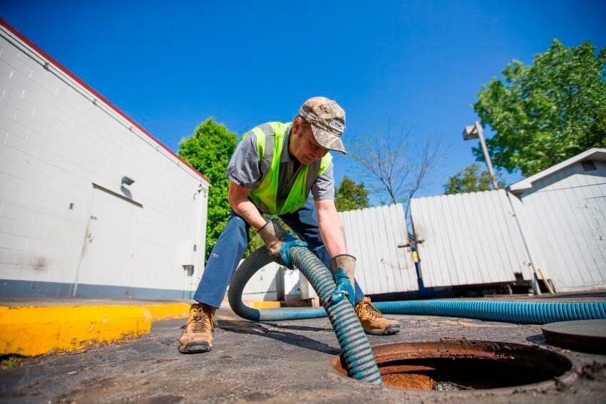 Викачування септиків, вигрібних ям та туалетів