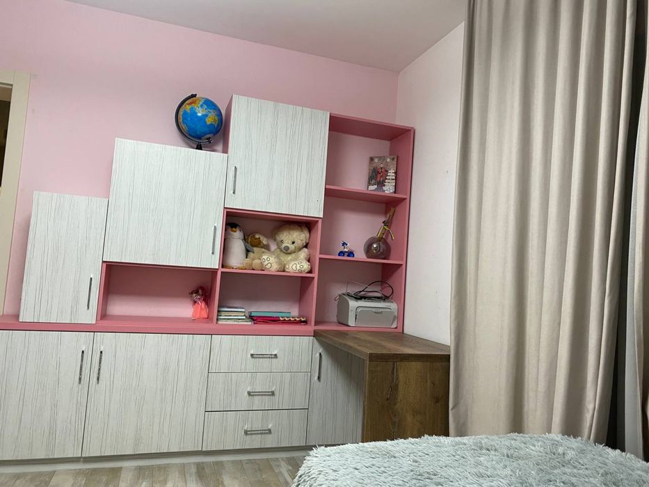 Меблі для дитячої кімнати: шафи, стіл, полиці