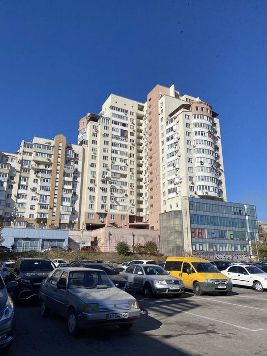Продам 3х комн квартиру в центре г. Запорожье с паркоместом.