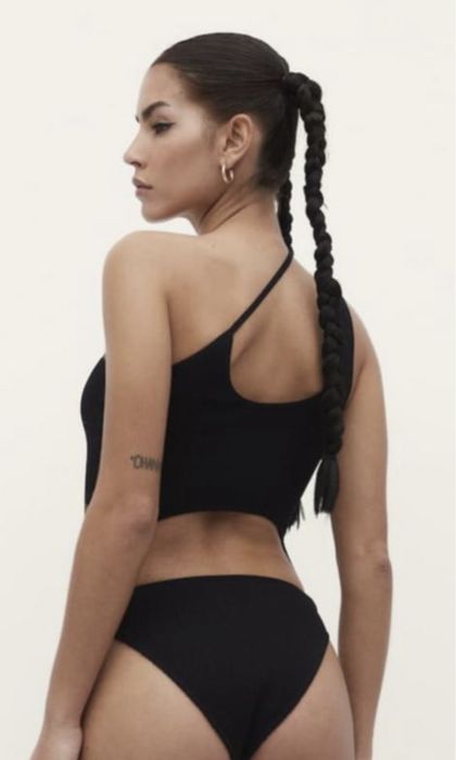 Чорний суцільний купаник в рубчик на одне плече Stradivarius