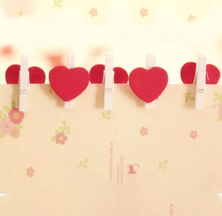 Conjunto 10 mini molas brancas com coração vermelho