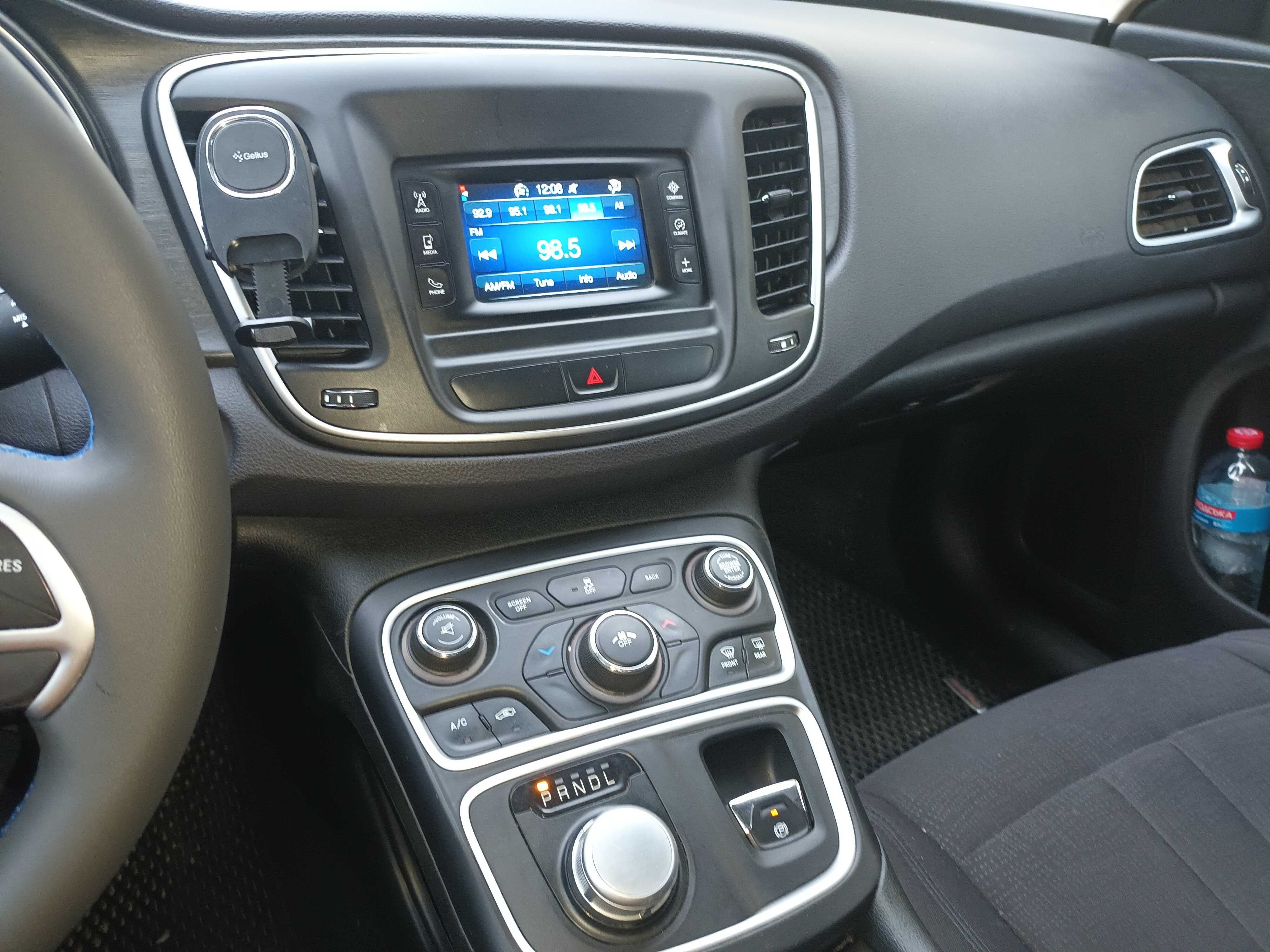 Chrysler 200 Limited 2015 в отличном состоянии.