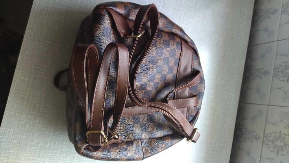 Mochila pequena praticamente nova sem etiqueta