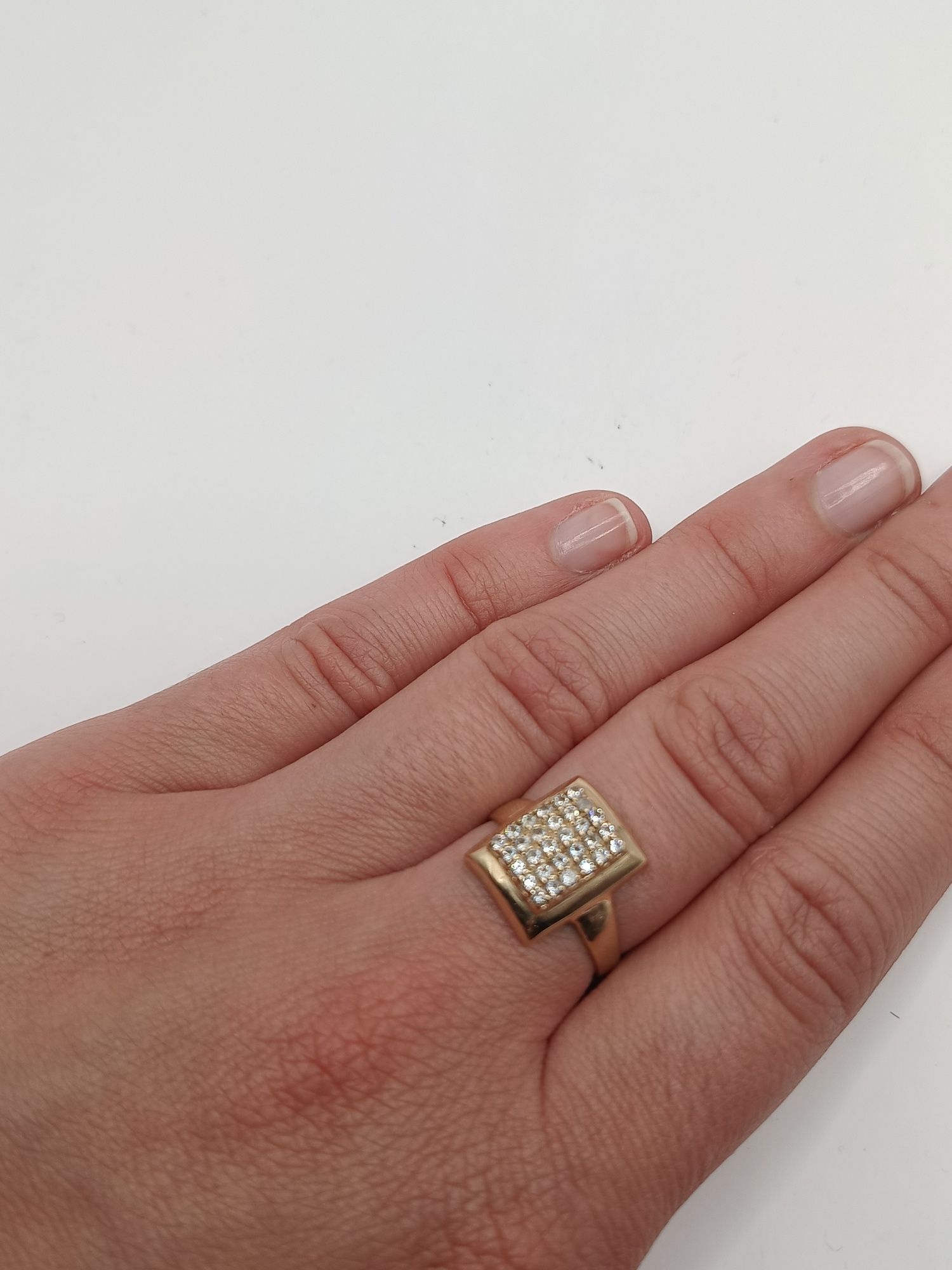 Śliczny delikatny złoty pierścionek 14 karat żółte złoto