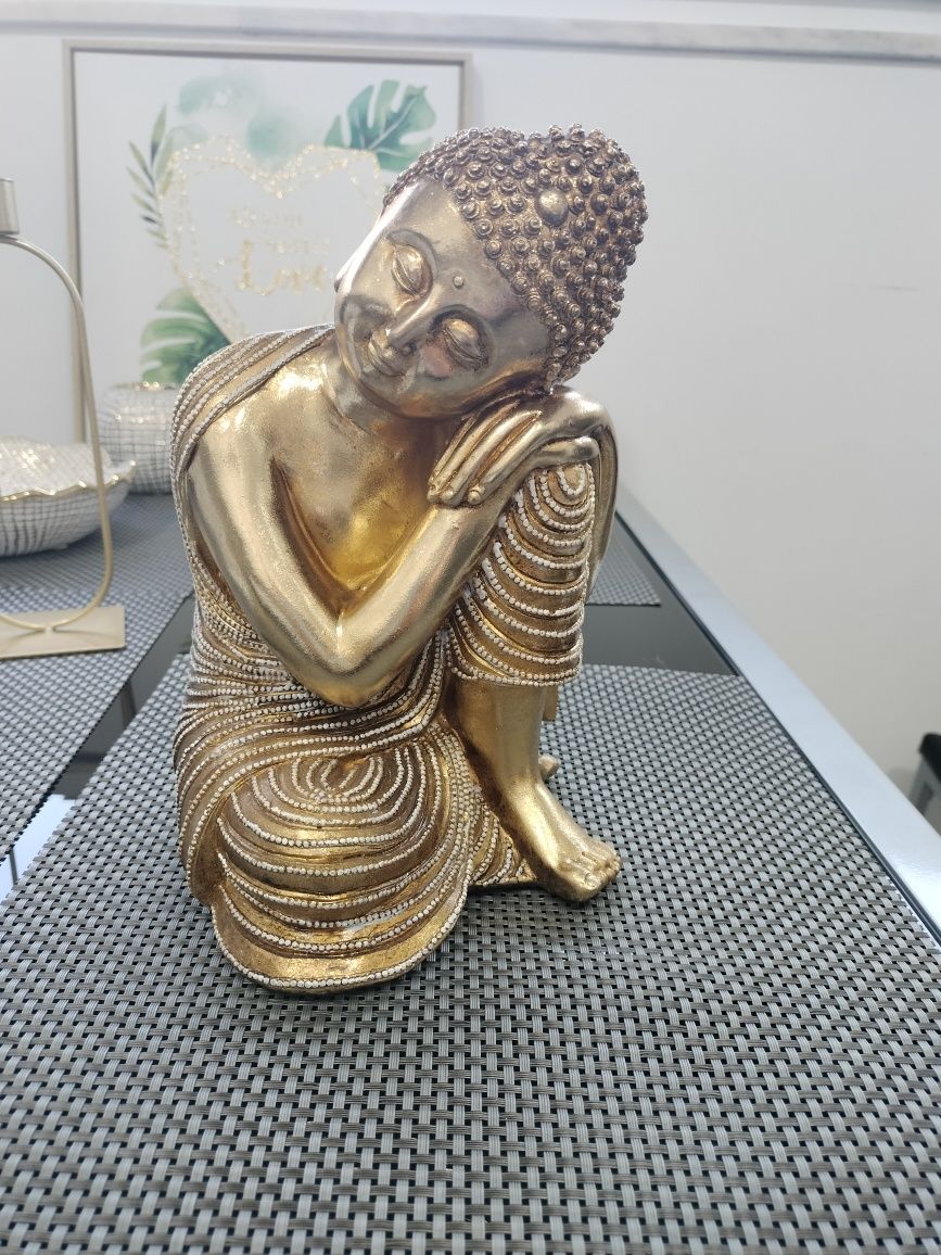 Vendo decoração dourada