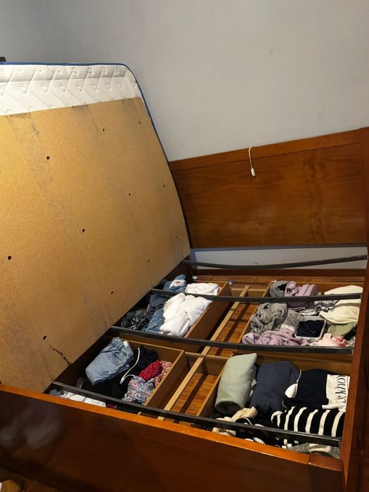 Cama de casal com arrumos