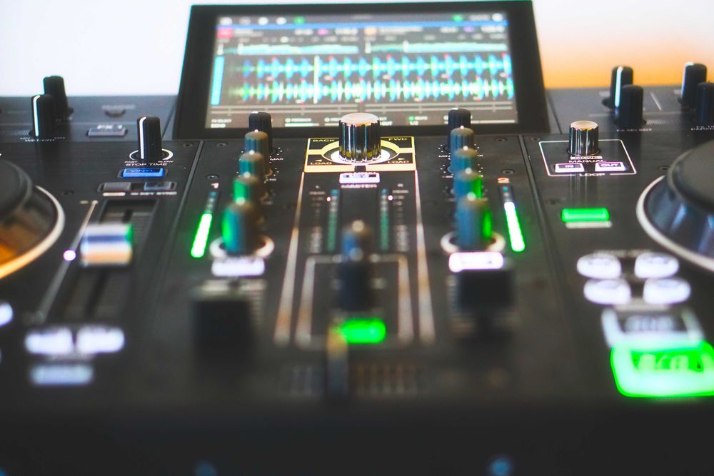 Denon Prime 2 + Magma Case, 100% funcional com pequenas marcas de uso.