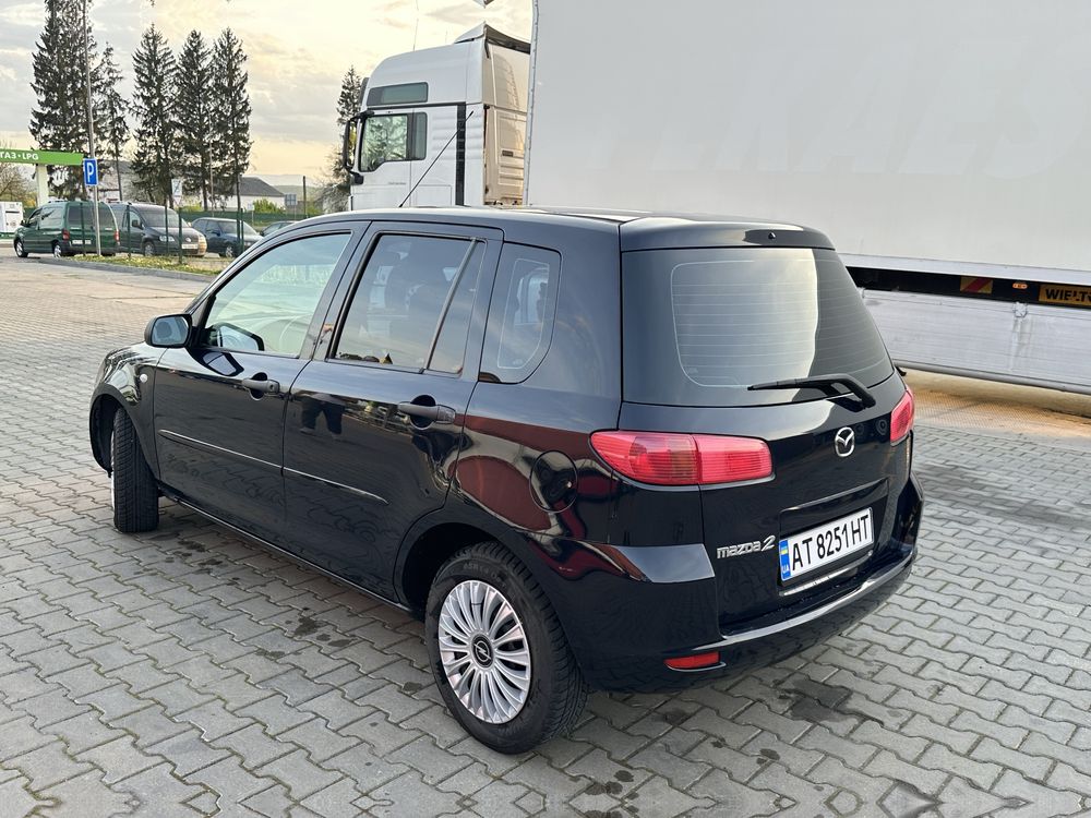 Mazda   (Машина в дуже гарному стані)