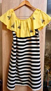 Стрейчева сукня в полоску с желтой оборкой