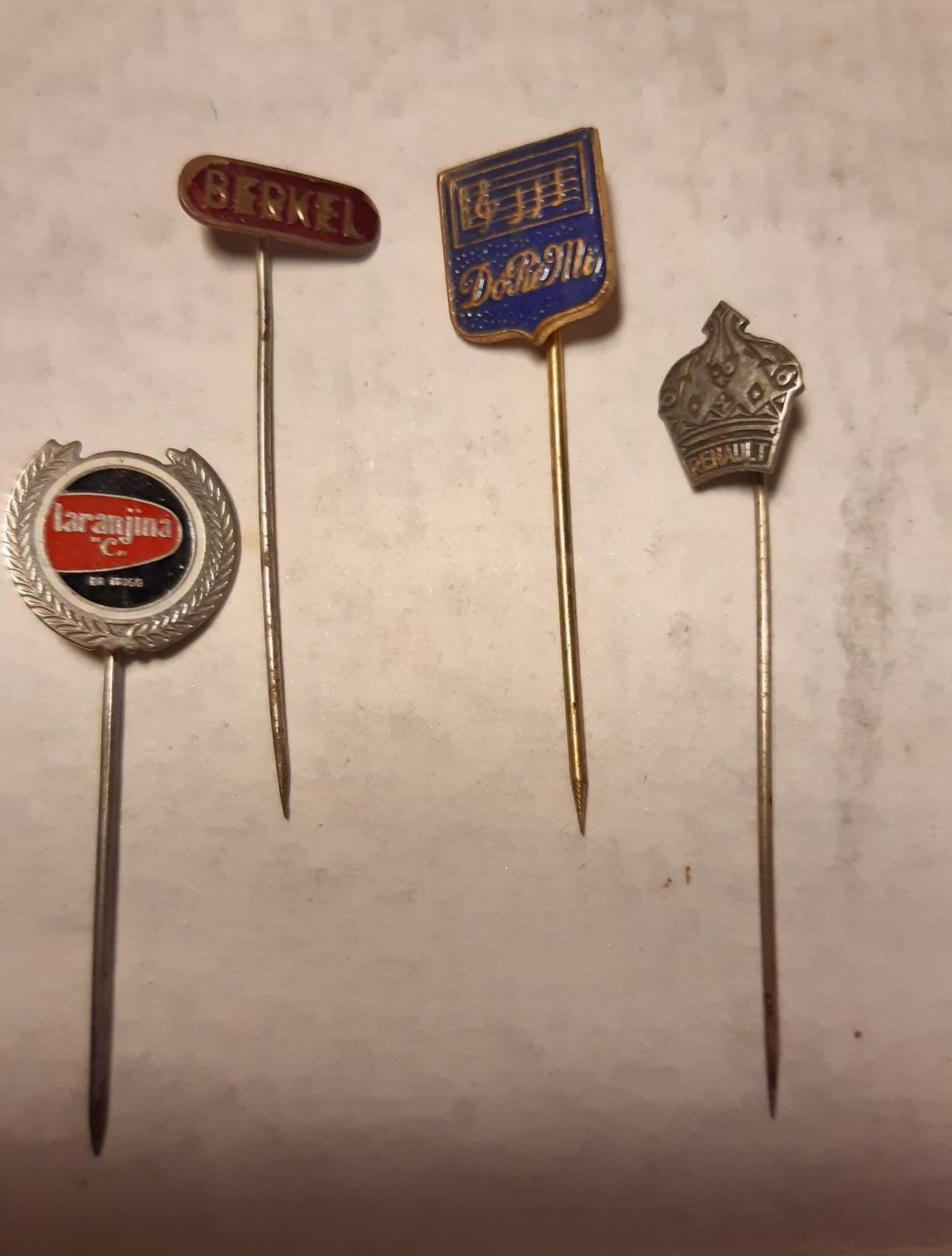 Pins e botões de lapela antigos