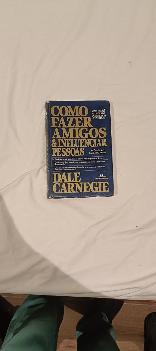 Dois livros com preço de" 1"