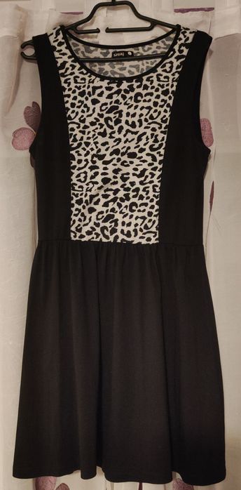 Czarna sukienka z motywem panterki