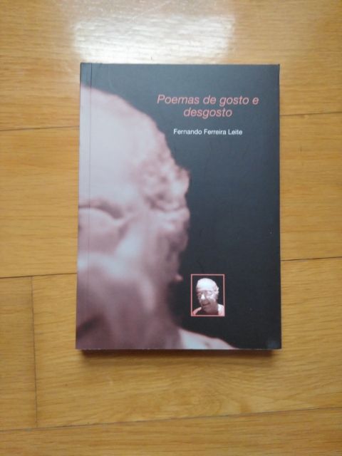 Livro Poemas de gosto e desgosto