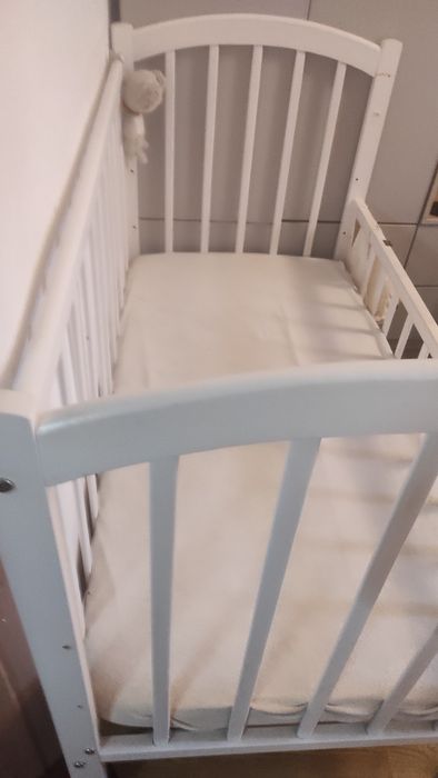 Дитяче ліжечко біле