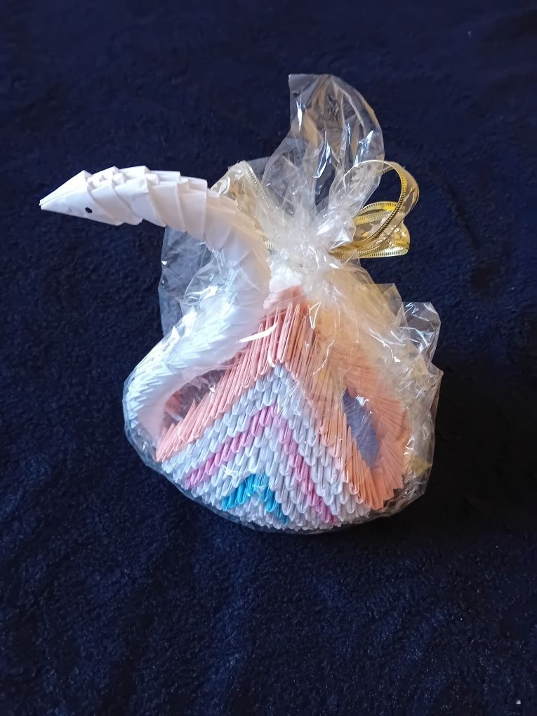 Łabądź z origami biały w folii na prezent
