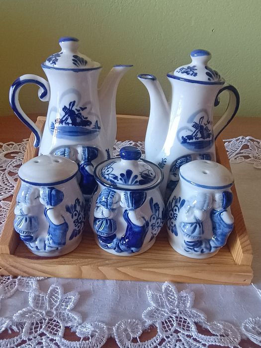 Zestaw pojemników Delft – całująca się para, drewniana podstawka.