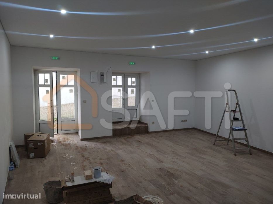 Espaço comercial na Entrada do Castelo de Vinhais