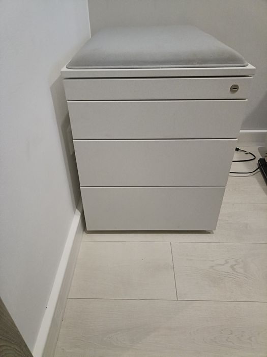 Sprzedam kontenerek biurowy z siedziskiem