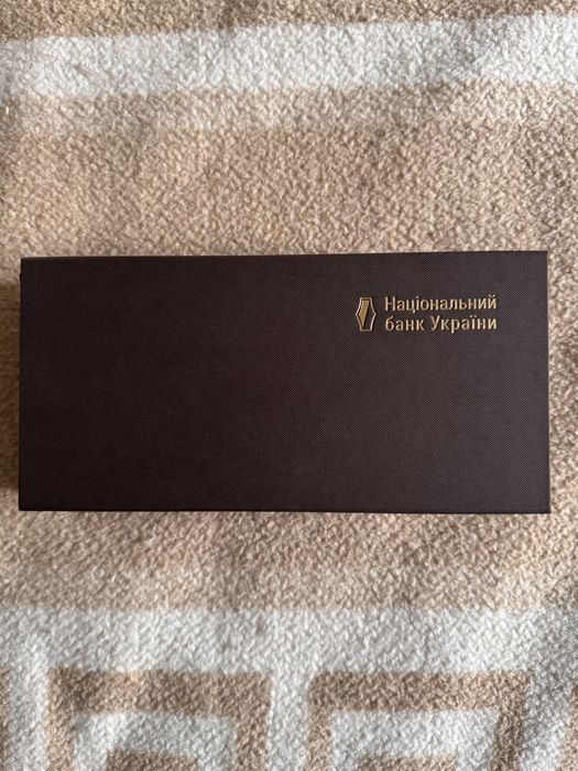 У наявності срібний набір`Державні символи України`у футлярі