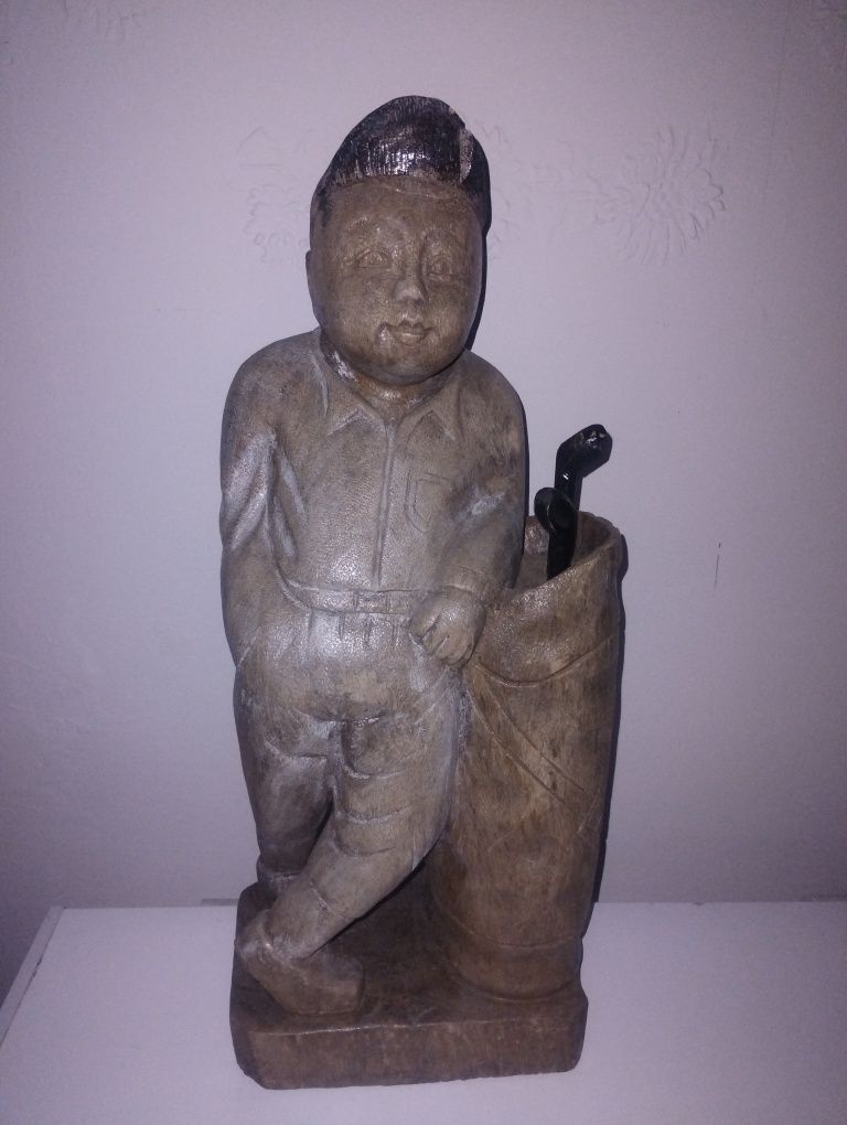 Figura golfisty wykonana z drewna