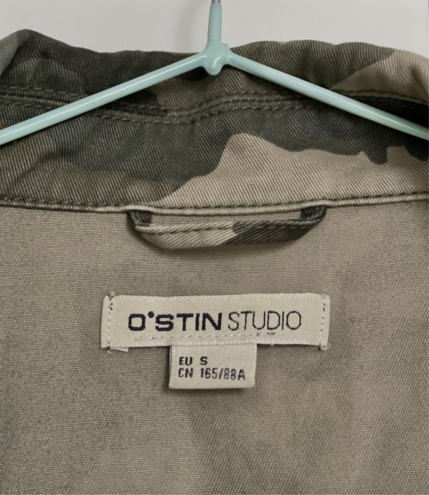 Куртка- ветровка Ostin с нашивками размер S