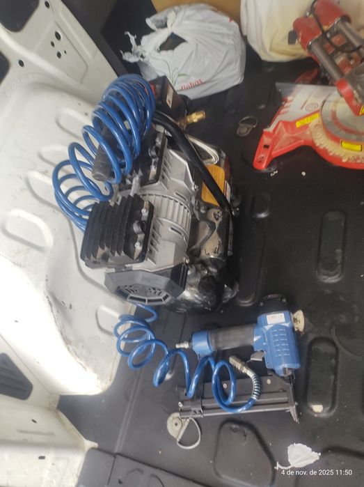 Vendo uma serra circular deslizante e um compressor de ar com grampead