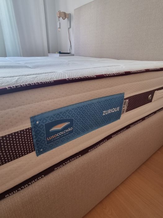 Vendo cama com cabeceira em tecido e colchão