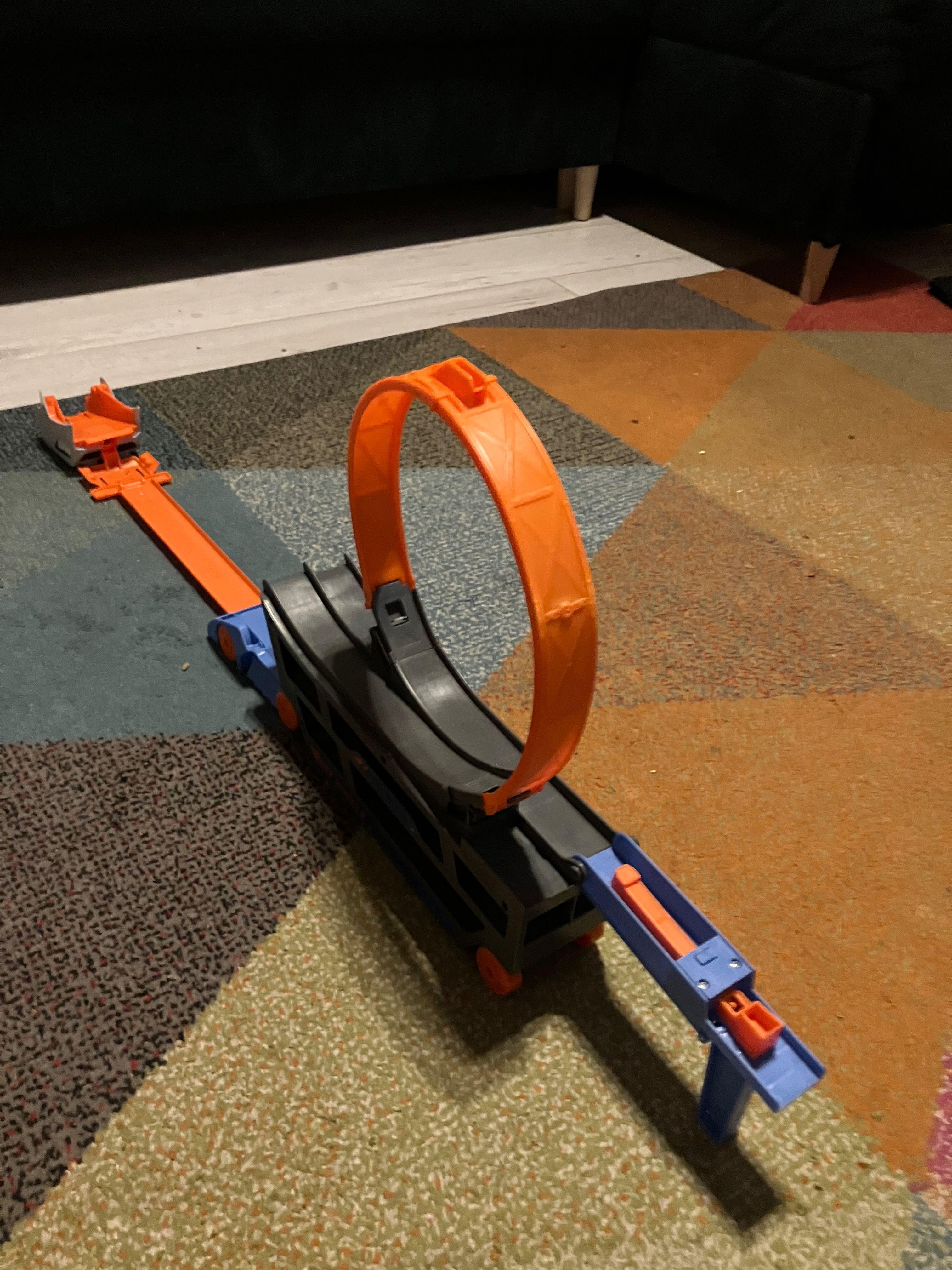 Transporter Ciężarówka z torem, pętlą, wyrzutnią Hot Wheels