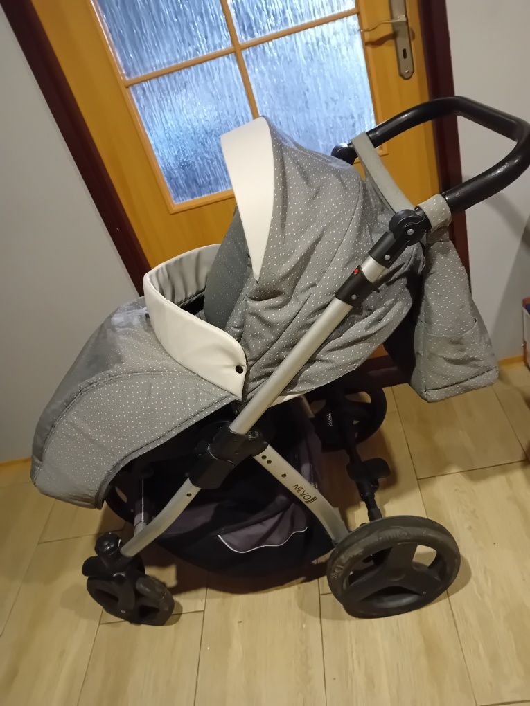 Wózek niemowlecy plus 2 foteliki