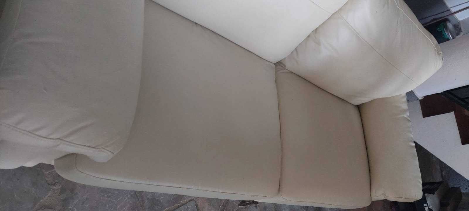 Sofá branco confortável de 3 lugares