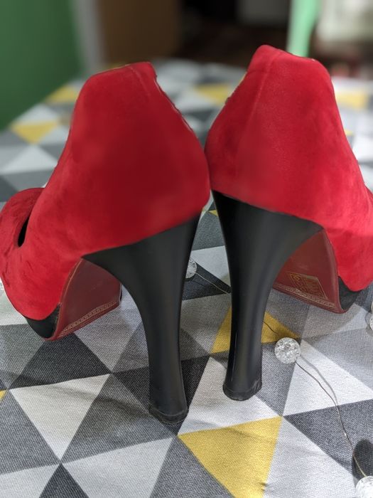 Вишукані туфлі на високих підборах " Лабутени "