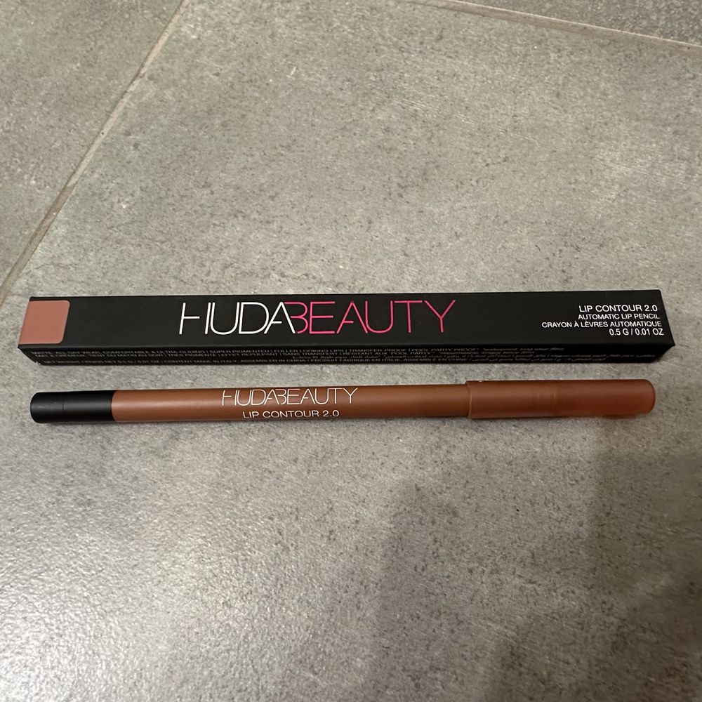 Huda Beauty lip liner konturówka warm brown