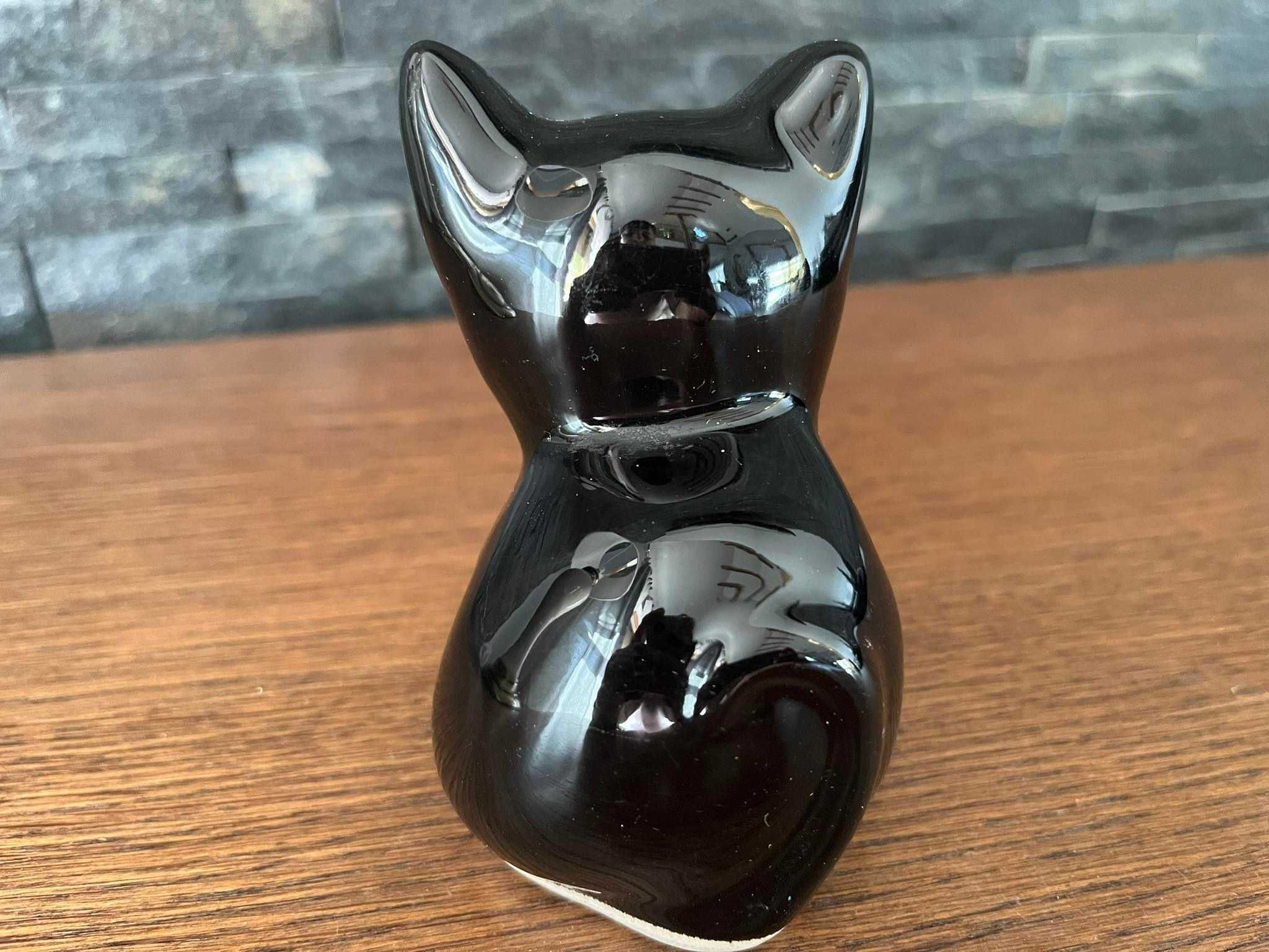 Czarny kotek porcelanowa figurka