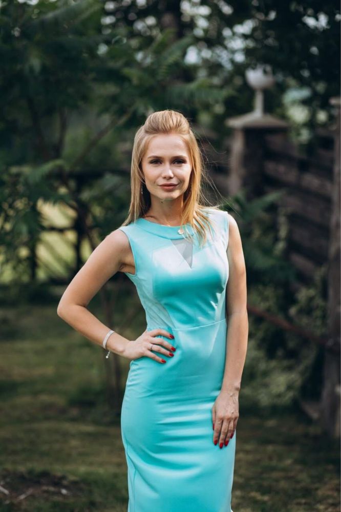Плаття з розпоркою ззаді