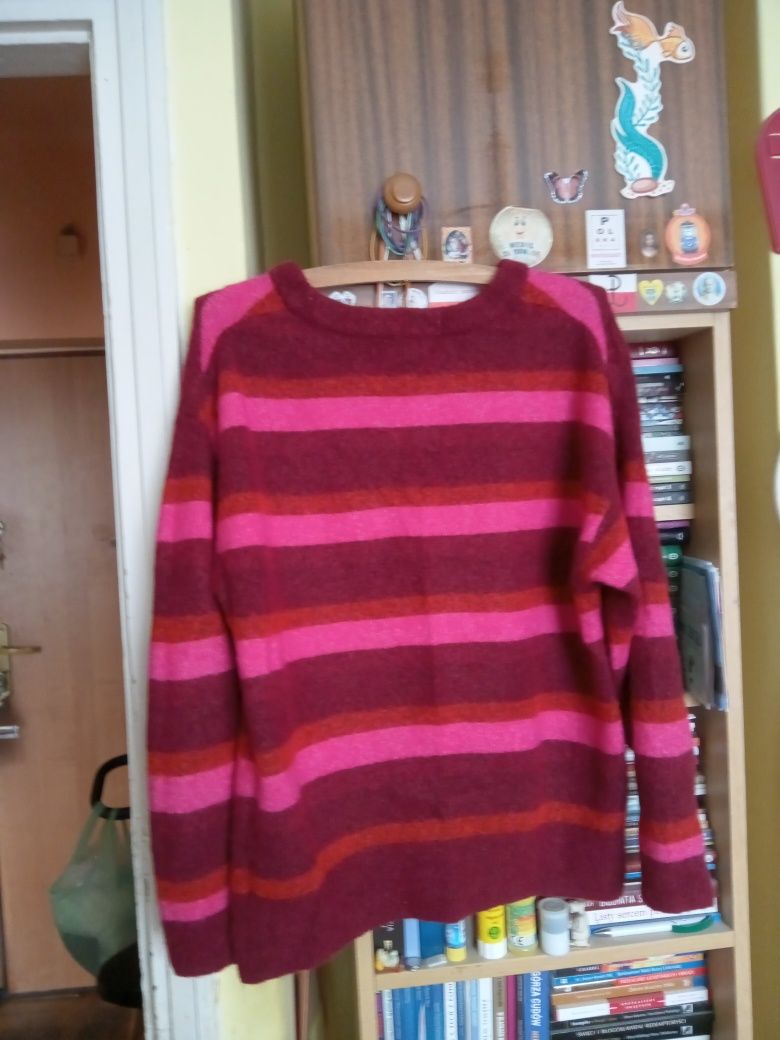 Sweter damskiw paski.