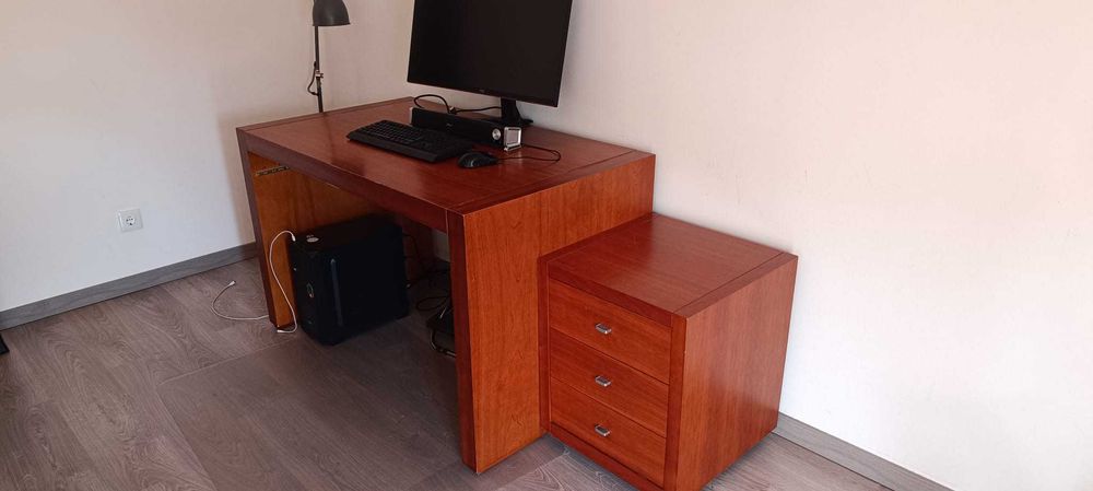 Conjunto Mesa de escritorio 130cm X 78cm X 75 cm