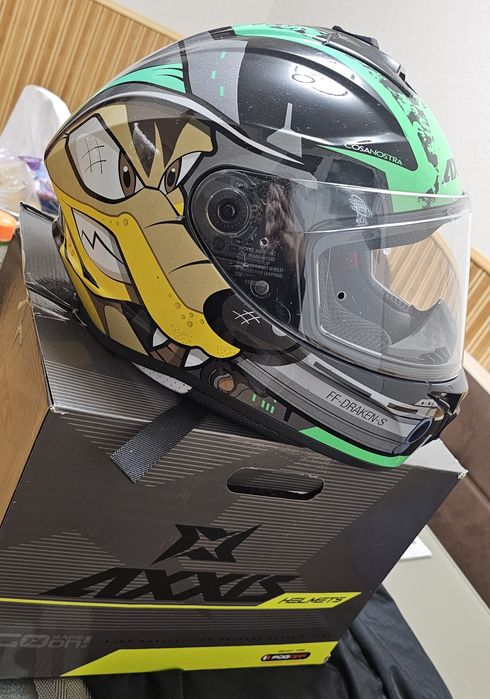 Шлем спортивный женский на мотоцикл