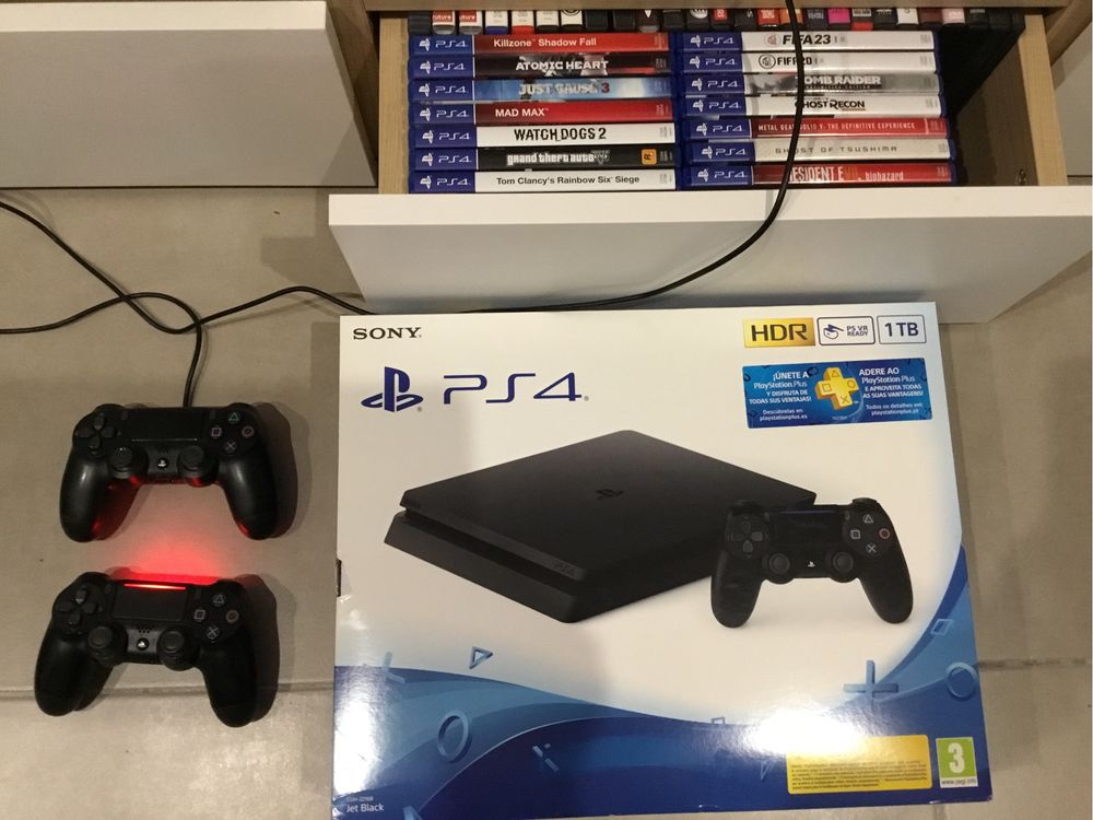 PS4 SLIM 1 TB + 2 Comandos + 14 Jogos